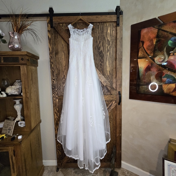 NWOT Elegant White Wedding Gown With Floral Lace Bodice Tulle Overlay Size 2 - Picture 2 of 13